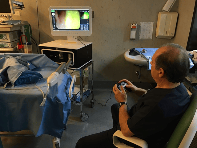 Prof Cosentino esegue colonscopia robotica
